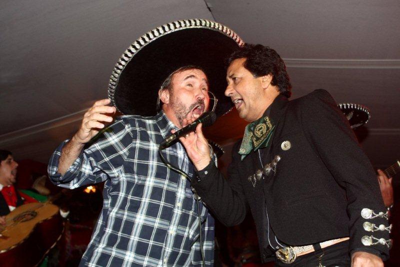 Ariel junto al reconocido relacionista público Alfredo Etchegaray Image